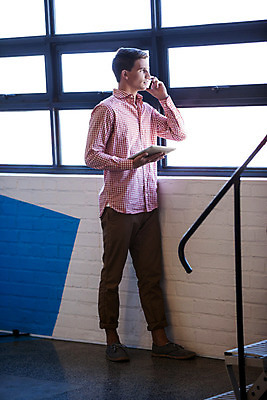 포토 JPG 해외이미지 백인 남자 창문 직장 한명 서기 20대 스마트폰 사무실 비즈니스맨 무선전화기 전화기 스마트 스타일 해외202004 해외포토 서양인 1 컨셉 회사 비즈니스 모션 사람 청년 핸드폰 스마트기기 직장인 파일형식