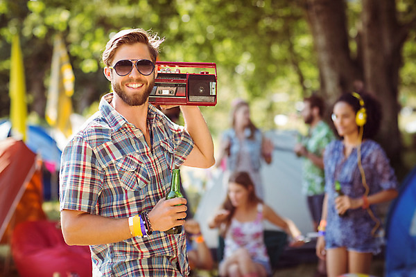 포토 JPG 해외이미지 백인 여자 남자 행복 음악 맥주 텐트 여러명 20대 성인 야외 선글라스 햇빛 맑음 봄 캠핑 듣기 수확 시골 캠핑장 성인만 해외202004 해외포토 서양인 계절 감정 안경 다수 농업 모션 레저 날씨 문화예술 주류 캠핑도구 사람 청년 태양 파일형식