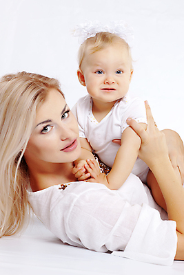 포토 JPG 해외이미지 백인 응시 여자 딸 행복 가족 안기 엄마 함께함 사랑 사람 상반신 성인 두명 옆모습 금발 육아 아기 흰배경 돌봄 여자만 해외202004 해외포토 서양인 헤어스타일 시선 감정 뷰포인트 백그라운드 컨셉 관계 모션 흰색 파일형식