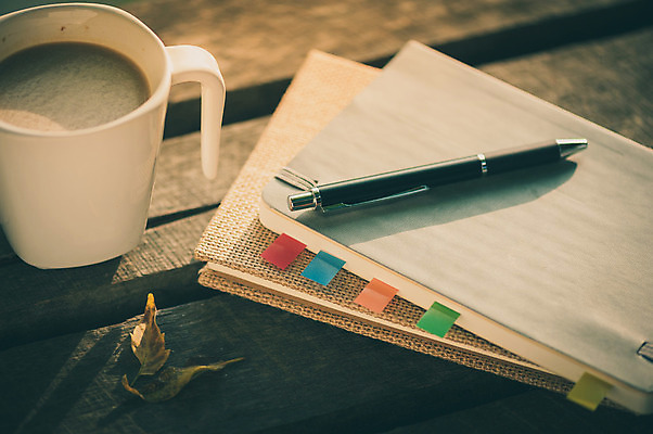 포토 JPG 해외이미지 라이프스타일 커피 음료 백그라운드 탁자 휴식 사람없음 컵 펜 다이어리 공책 해외202004 해외포토 식기 가구 컨셉 문구용품 생활 필기구 사무용품 파일형식