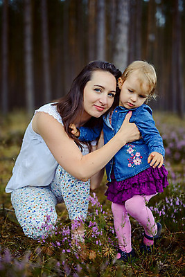 포토 JPG 해외이미지 백인 라이프스타일 공원 여자 딸 행복 어린이 잎 2 가족 자연 놀이 엄마 함께함 건강 사랑 미소 사람 성인 야외 두명 빨간색 여름 달리기 노란색 산책 기쁨 가을 아기 잡기 황금 숲 10월 해외202004 해외포토 서양인 식물 계절 공공시설 감정 컬러 컨셉 관계 모션 휴식 표정 생활 날짜 생태계 파일형식