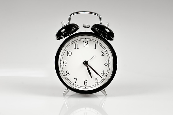 포토 JPG 해외이미지 시계 백그라운드 탁자 아침 미래 서기 사람없음 사무실 숫자 금속 검은색 수확 골동품 종 흰색 반지 시간 잠 업무 계산 클래식 은색 야간 손목시계 오브젝트 복고 공포 과거 아날로그 다이얼 타이머 경보 고립 마감 분 옛날 조언 카운트다운 스타일 해외202004 해외포토 주간 자연요소 문자 컬러 가구 컨셉 농업 비즈니스 장신구 모션 재질 작업 파일형식