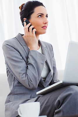 포토 JPG 해외이미지 백인 여자 커피 비즈니스 갈색머리 직장 실내 한명 앉기 정장 성인 컵 30대 노트북 스마트폰 소파 사무실 비즈니스우먼 무선전화기 전화기 해외202004 해외포토 서양인 1 헤어스타일 식기 옷 음료 의자 회사 모션 사람 내부 장년 전자제품 핸드폰 스마트기기 직장인 파일형식