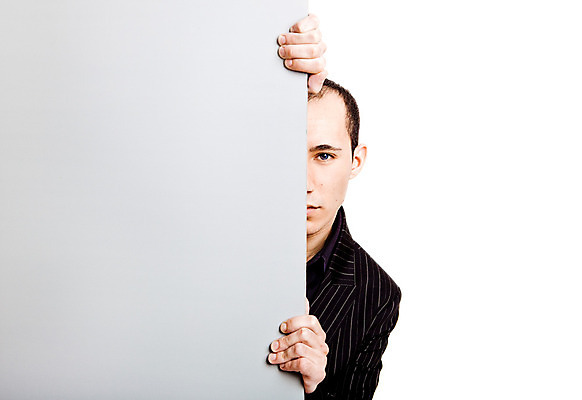 포토 JPG 해외이미지 백인 응시 남자 포스터 종이 백그라운드 비즈니스 사업가 성공 광고판 한명 사람 정장 우주 공백 전시 방 흰색 잡기 비즈니스맨 신용카드 발표 메시지 엿보기 긍정 보여주기 시트 고립 카피스페이스 해외202004 해외포토 서양인 직업 1 시선 옷 컬러 컨셉 모션 알림판 금융 직장인 판 파일형식