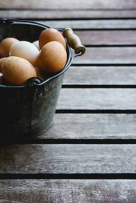 포토 JPG 해외이미지 음식 건강 사람없음 갈색 계란 신선 상품 양동이 유기농 날것 내추럴 해외202004 해외포토 웰빙 컬러 알 파일형식