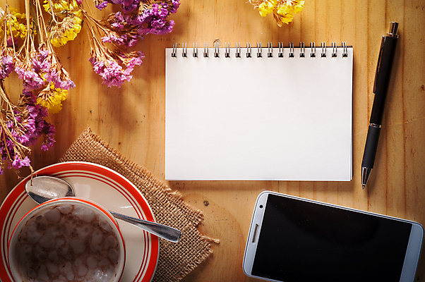 포토 JPG 해외이미지 디자인 종이 커피 음료 백그라운드 아이디어 사람없음 스마트폰 펜 다이어리 공책 공백 카페 복고 페이지 해외202004 해외포토 컨셉 문구용품 핸드폰 스마트기기 필기구 상점 사무용품 파일형식