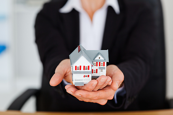 포토 JPG 해외이미지 백인 모델 1 손 여자 행복 컨셉 비즈니스 건축양식 가족 성공 새로움 주택 한명 서기 미소 사람 성인 금융 장난감 세일 미니어처 저축 잡기 재산 플랫 구매 건축가 중개인 투자 쇼 보험 대출 렌탈 진짜 집주인 해외202004 해외포토 서양인 직업 건축 감정 관계 모션 표정 건물 신체부위 경제 쇼핑 모형 주인 파일형식