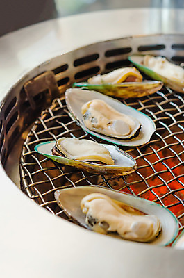 포토 JPG 해외이미지 음식 조개 새로움 요리 사람없음 초록색 빛 노란색 식당 식사 저녁식사 껍질 양념 맛 그릴 굽기 해산물 홍합 레시피 식용 영양소 해외202004 해외포토 컬러 컨셉 주방용품 어패류 상점 구이 파일형식