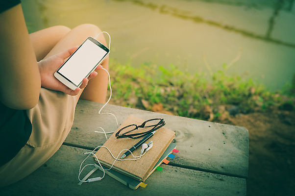 포토 JPG 해외이미지 라이프스타일 손 공원 행복 음악 백그라운드 인터넷 통신 아침 모바일 추상 휴가 휴식 사람없음 스마트폰 웹 듣기 수확 잡기 서핑 이메일 어플리케이션 연결 왼쪽 무선전화기 스마트 와이파이 오디오 주말 온라인 소셜 소셜네트워크 터치스크린 필터 힙스터 셀룰러 효과 해외202004 해외포토 주간 공공시설 패션 감정 컨셉 무늬 농업 모션 문화예술 생활 신체부위 전자제품 핸드폰 스마트기기 수상스포츠 방향 전화기 무선인터넷 파일형식