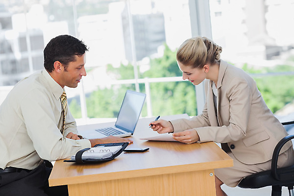 포토 JPG 해외이미지 백인 여자 남자 40대 중년 실내 미소 앉기 상반신 20대 성인 두명 노트북 사무실 기록 비즈니스맨 비즈니스우먼 면접 지원 해외202004 해외포토 서양인 비즈니스 모션 표정 사람 청년 내부 전자제품 직장인 파일형식