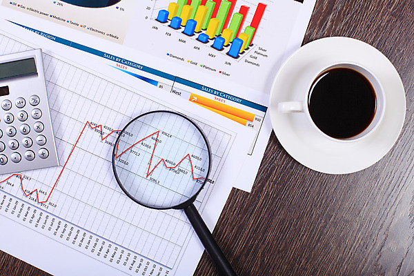 포토 JPG 해외이미지 종이 컨셉 회사 비즈니스 통계 탁자 그래프 직장 사람없음 사무실 펜 볼펜 자료 계산기 정보 키보드 업무 계획 오브젝트 보고서 문서 해외202004 해외포토 가구 문구용품 필기구 장비 작업 파일형식