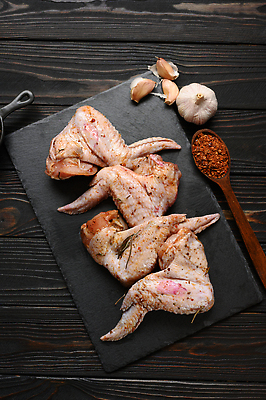 포토 JPG 해외이미지 도마 마늘 생고기 사람없음 숟가락 닭고기 신선 고춧가루 나무배경 해외202310 해외포토 백그라운드 채소 주방용품 수저 육류 가루 파일형식