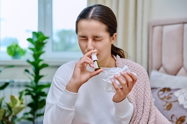 포토 JPG 해외이미지 백인 손 여자 주택 건강 한명 사람 성인 치료 10대 약 침실 고통 추위 조직 호흡기관 바이러스 질병 불기 코 냅킨 감염 분무기 온도 문제 알레르기 기침 돌봄 인플루엔자 재채기 해로움 해외202310 해외포토 서양인 1 감정 컨셉 의학 모션 청소년 건물 신체부위 장기_의학 파일형식