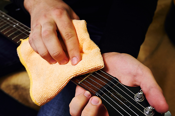 포토 JPG 해외이미지 손 줄 악기 실내 사람없음 목재 빛 청결 기구 기타 직물 업무 작업실 수리 청소 서비스 광택 기타리스트 청소부 주인 유지 돌봄 해외202310 해외포토 나무 직업 음악 재료 모션 현악기 내부 신체부위 연주자 작업 위생 파일형식