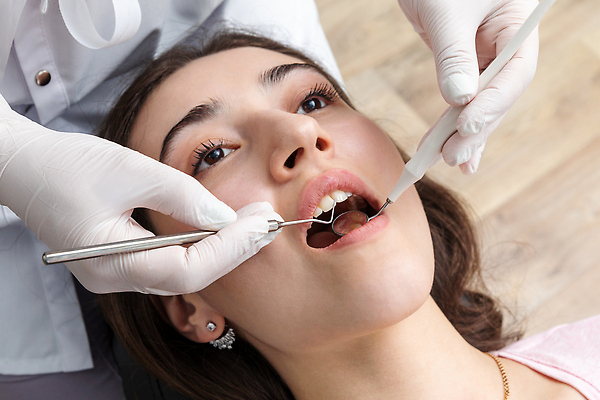 포토 JPG 해외이미지 직업 여자 건강 치과 병원 한명 사람 성인 치료 약 거울 장비 시험 환자 의사 공구 오픈 입 치아 확인 치과의사 치과용품 약속 방문 돌봄 위생관리 치통 성인여자만 구강학 해외202310 해외포토 1 교육 의학 모션 관리 신체부위 의료진 도구 의료용품 소화기관 질병 여자만 성인만 파일형식