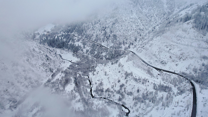 포토 JPG 해외이미지 나무 구름 도로 호수 여행 겨울 자연 하늘 산 파노라마 스웨덴 풍경 사람없음 야외 물 일출 골짜기 계곡 얼음 일몰 추위 안개 저수지 매끈함 숲 댐 단계 항공촬영 드론 절정 카자흐스탄 알마티 해외202310 해외포토 자연요소 식물 계절 공공시설 아시아 길 뷰포인트 교통시설 날씨 촬영기법 북유럽 노을 감각 생태계 파일형식