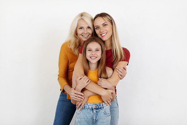 포토 JPG 해외이미지 백인 라이프스타일 여자 딸 행복 할머니 어린이 벽 백그라운드 가족 관계 포옹 엄마 손녀 주택 함께함 3 사랑 미소 사람 성인 세명 뷰티 표현 손주 세대 돌봄 옛날 밀레니얼 해외202310 해외포토 서양인 노년 감정 컨셉 안기 모션 표정 건물 생활 경제 파일형식