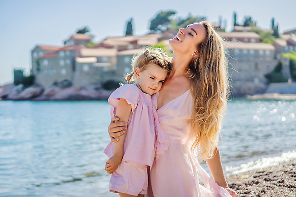 포토 JPG 해외이미지 여자 행복 어린이 바다 여행 안기 모녀 상반신 성인 야외 두명 건물 눈감음 산책 몬테네그로 스베티스테판 여자만 해외202310 해외포토 건축물 딸 감정 가족 모션 엄마 휴식 사람 파일형식