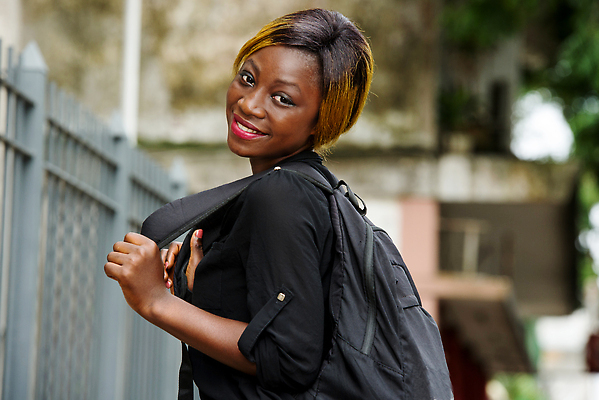 포토 JPG 해외이미지 모델 학생 라이프스타일 응시 여자 교육 행복 여유 백그라운드 배낭 학교 한명 서기 미소 사람 야외 10대 초록색 여름 스터디 검은색 대학교 고립 짜기 해외202310 해외포토 1 시선 계절 감정 컬러 가방 모션 청소년 표정 생활 학습 파일형식