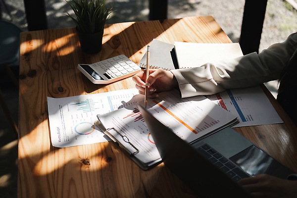 포토 JPG 해외이미지 직업 종이 컨셉 돈 비즈니스 통계 그래프 한명 사람 금융 경제 노트북 컴퓨터 사무실 업무 작업 비즈니스맨 비즈니스우먼 계산 계획 책상 분석 보고서 경영자 문서 투자 이익 회계 경영 계좌 마케팅 세금 수입 예산 회계사 비용 해외202310 해외포토 1 여자 남자 가구 전자제품 직장인 재산 리더 파일형식