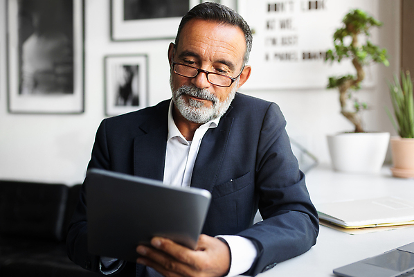 포토 JPG 해외이미지 노년 남자 화분 한명 들기 앉기 정장 상반신 앞모습 실버라이프 태블릿 사무실 업무 비즈니스맨 책상 실버취업 노인남자한명만 내려보기 해외202310 해외포토 1 라이프스타일 옷 뷰포인트 가구 비즈니스 모션 사람 성인 전자제품 스마트기기 구직 작업 직장인 남자한명만 노인남자만 파일형식