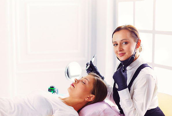 포토 JPG 해외이미지 백인 여자 실내 마스크 들기 상반신 성인 두명 옆모습 눕기 눈감음 잡기 눈썹 눈썹문신 성인여자만 해외202310 해외포토 서양인 얼굴 뷰포인트 모션 사람 내부 문신 여자만 성인만 파일형식