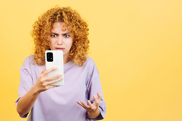 포토 JPG 해외이미지 백인 응시 여자 인터넷 청소년 모바일 실내 표정 한명 서기 스마트폰 컬러풀 독서 손상 키보드 메시지 연결 불안 사이버 집중 서비스 고민 걱정 전자 문제 긴장 빈털터리 노란배경 배려 소셜 심각 위기 트러블 헬프 여자한명만 카피스페이스 해외202310 해외포토 서양인 1 시선 감정 컬러 백그라운드 컨셉 모션 사람 내부 핸드폰 스마트기기 노란색 공백 도움 여자만 파일형식