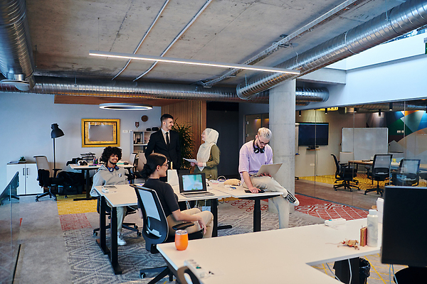 포토 JPG 해외이미지 비즈니스 사업가 통신 성공 아이디어 사람 여러명 사무실 환경 성장 작업 작업실 계획 대표 토론 분석 동료 약혼 문제 문제풀이 해결 진행 혁명 개발 시너지 의사결정 네트워킹 콜라보레이션 브레인스토밍 자극 해외202310 해외포토 직업 다수 결혼 컨셉 관계 네트워크 약속 파일형식