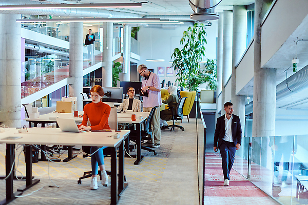 포토 JPG 해외이미지 비즈니스 사업가 통신 성공 아이디어 사람 여러명 사무실 환경 성장 작업 작업실 계획 대표 토론 분석 동료 약혼 문제 문제풀이 해결 진행 혁명 개발 시너지 의사결정 네트워킹 콜라보레이션 브레인스토밍 자극 해외202310 해외포토 직업 다수 결혼 컨셉 관계 네트워크 약속 파일형식