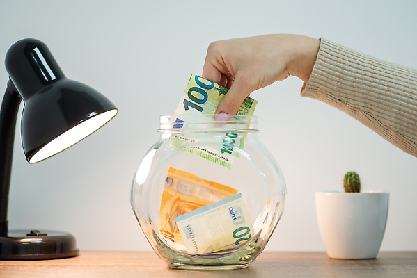 포토 JPG 해외이미지 무료이미지 손 지폐 돈 금융 저축 램프 항아리 투자 넣기 해외202310 해외포토 비즈니스 모션 조명 신체부위 경제 도자기 재산 파일형식 무료콘텐츠