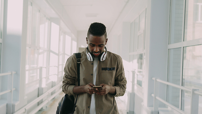 포토 JPG 해외이미지 학생 응시 교육 남자 행복 흑인 인터넷 통신 학교 유리 실내 한명 미소 성인 스마트폰 핸드폰 걷기 디지털 헤드폰 흰색 잡기 홀 서핑 복도 메시지 스마트 대학교 긍정 온라인 다민족 소셜미디어 지능 해외202310 해외포토 서양인 1 시선 감정 컬러 음향기기 컨셉 모션 재질 표정 사람 내부 전자제품 스마트기기 공간 수상스포츠 파일형식