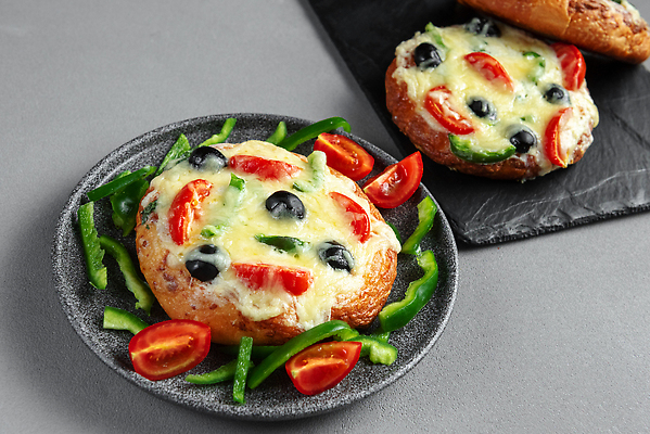 포토 JPG 해외이미지 접시 음식 조각 양파 치즈 피자 파슬리 요리 동양인 사람없음 식사 저녁식사 프라이팬 구부린 맛 인도인 굽기 지중해 매움 다문화 반죽 지역 후추 점심식사 채식주의자 케랄라주 핸드메이드 스타일 비건 맛있는 해외202310 해외포토 외국인 식기 바다 컨셉 채소 모션 주방용품 유제품 패스트푸드 서양음식 인종 인도_나라 구이 사회이슈 향신료 채식 파일형식