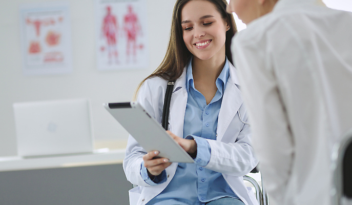 포토 JPG 해외이미지 직업 응시 여자 청진기 건강 병원 대화 미소 두명 노트북 약 듣기 시험 환자 의사 흰색 긴급 가리킴 기록 질병 구조원 문서 약속 처방 방문 문제 돌봄 물리치료사 서류판 소아과의사 심장병 해외202310 해외포토 시선 교육 컬러 의학 의료기기 모션 표정 말하기 사람 손짓 전자제품 사무용품 의료진 치료사 파일형식