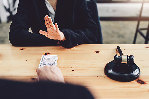 포토 JPG 해외이미지 손 지폐 비즈니스 상반신 두명 앞모습 신체부위 범죄 거절 책상 의사봉 부정부패 해외202310 해외포토 뷰포인트 가구 컨셉 돈 사람 파일형식