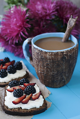 포토 JPG 해외이미지 열매 커피 음료 음식 빵 꽃다발 다이어트 과일 부분 탁자 치즈 쟁반 샌드위치 사람없음 컵 파란색 숟가락 저녁식사 달콤 맛 아침식사 칼로리 점심식사 핸드메이드 해외202310 해외포토 식물 식기 꽃 컬러 가구 컨셉 유제품 수저 건강 식사 파일형식