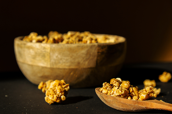 포토 JPG 해외이미지 사람없음 갈색 견과류 나무숟가락 나무그릇 부스러기 그래놀라 글루텐프리 해외202310 해외포토 그릇 음식 컬러 목재 숟가락 파일형식