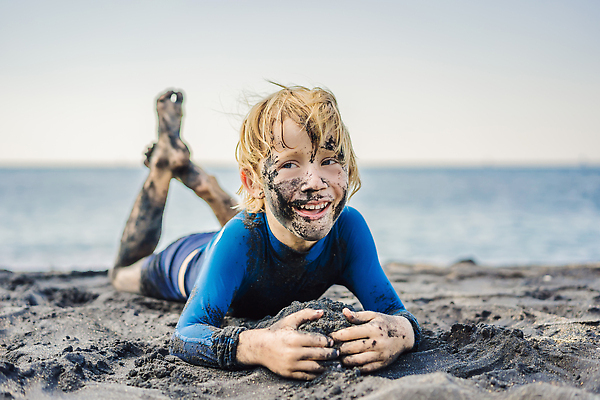 포토 JPG 해외이미지 어린이 여행 포즈 컨셉 장난 휴가 한명 이벤트 소년 쇼핑 모래사장 태양 세일 여행객 검은색 어둠 발표 구매 상품 가격 11월 쇼핑몰 고객 즐거움 긍정 발리 진흙 소매 금요일 대패 땅파기 바하마 블랙프라이데이 해외202310 해외포토 자연요소 1 남자 감정 바다 컬러 섬 데이이벤트 사람 날짜 인도네시아 요일 파일형식