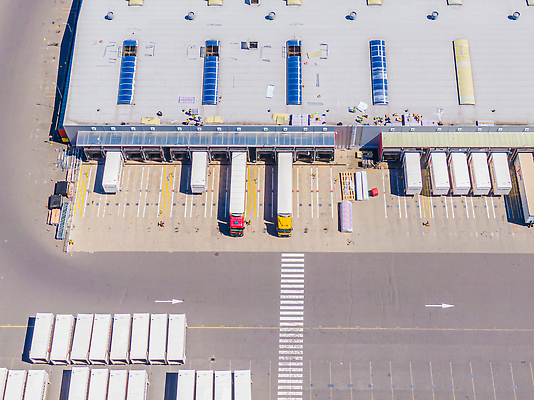 포토 JPG 해외이미지 산업 비즈니스 공장 교통시설 자동차 안테나 사람없음 건물 문 화물 센터 상품 큼 창고 상업 수납 짐차 트레일러 물류 드론 분배 수입 해외202310 해외포토 건축물 육상교통 교통 통신 공업 운송업 크기 시설 파일형식