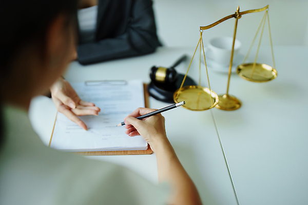 포토 JPG 해외이미지 여자 비즈니스 저울 상반신 성인 두명 사무실 펜 커피잔 법률가 책상 상담 문서 법 의사봉 변호사 성인여자만 해외202310 해외포토 직업 커피 가구 잔 사람 필기구 여자만 성인만 파일형식