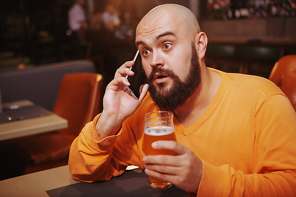 포토 JPG 해외이미지 남자 의자 탁자 맥주 한명 들기 상반신 성인 옆모습 스마트폰 놀람 술집 맥주잔 통화 성인남자한명만 해외202310 해외포토 1 감정 뷰포인트 가구 술잔 모션 주류 표정 사람 핸드폰 스마트기기 남자한명만 성인남자만 파일형식