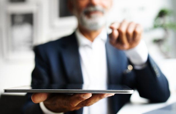 포토 JPG 해외이미지 노년 남자 한명 들기 앉기 정장 상반신 앞모습 아웃포커스 노트북 실버라이프 사무실 업무 비즈니스맨 책상 실버취업 노인남자한명만 해외202310 해외포토 1 라이프스타일 옷 뷰포인트 가구 비즈니스 모션 촬영기법 사람 성인 전자제품 구직 작업 직장인 남자한명만 노인남자만 파일형식