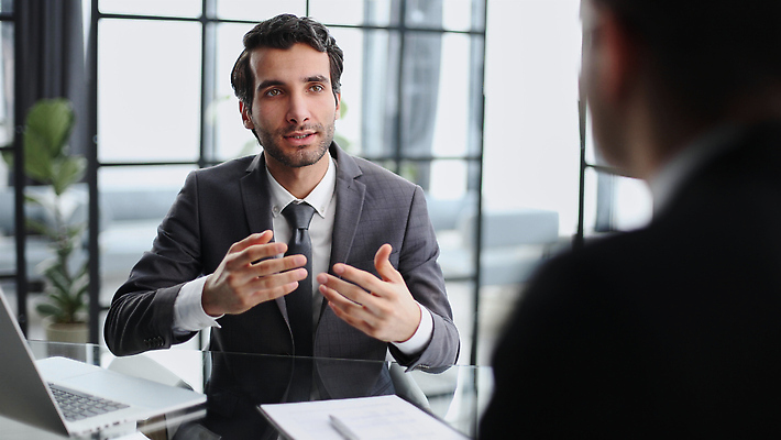 포토 JPG 해외이미지 직업 회사 비즈니스 사업가 통신 대화 설명 사람 앉기 두명 금융 사무실 펜 비즈니스맨 중앙 계획 대표 토론 종업원 고객 책상 동료 컨설턴트 리더 폴더 경영 마케팅 정중 조언 지원 콜라보레이션 브레인스토밍 해외202310 해외포토 남자 가구 컨셉 관계 모션 말하기 경제 필기구 직장인 전문직 상담 파일 파일형식