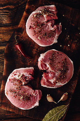 포토 JPG 해외이미지 나뭇잎 생고기 육류 돼지고기 사람없음 하이앵글 향신료 나무도마 등심 해외202310 해외포토 뷰포인트 잎 식재료 도마 목재 향미료 파일형식