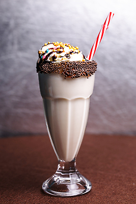포토 JPG 해외이미지 아이스크림 잔 빨대 사람없음 달콤 밀크쉐이크 초코시럽 스프링클 해외202310 해외포토 식기 디저트 장식 초콜릿 맛 시럽 쉐이크 파일형식