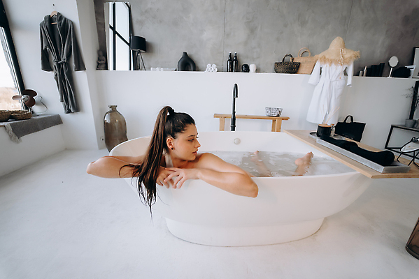 포토 JPG 해외이미지 라이프스타일 웰빙 여자 컨셉 신체 창문 휴식 주택 건강 한명 미소 내부 뷰티 스파 목욕 거품 욕실 소중 피부 순수 피부관리 상쾌 돌봄 위생관리 해외202310 해외포토 1 감정 모션 표정 관리 사람 건물 생활 신체부위 청결 파일형식