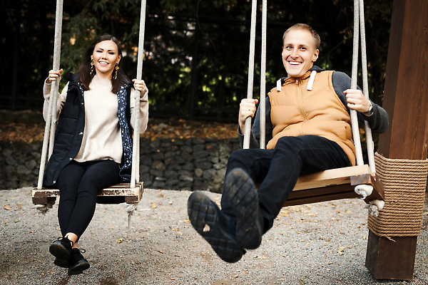 포토 JPG 해외이미지 백인 결혼 오렌지 가족 관계 자연 남편 날씨 갈색머리 함께함 사랑 사람 두명 금발 뷰티 갈색 재킷 회색 낭만 추위 흰색 아내 쌍 날짜 황금 9월 11월 스웨터 시력 10월 해외202310 해외포토 서양인 헤어스타일 감정 컬러 컨셉 상의 과일 이벤트 외투 생태계 파일형식