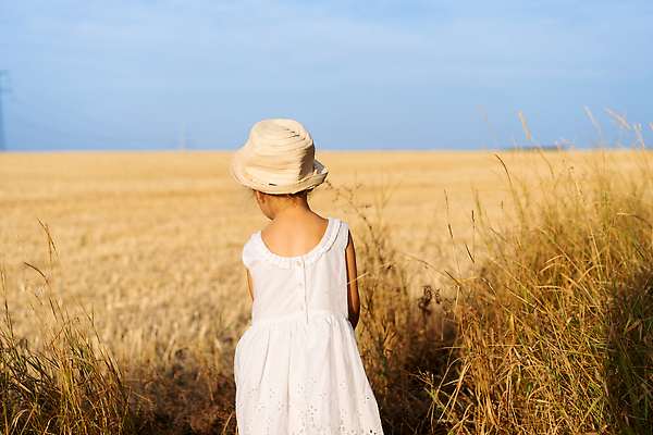 포토 JPG 해외이미지 백인 라이프스타일 여자 딸 행복 어린이 밭 농업 하늘 한명 서기 야외 뒷모습 농작물 햇빛 노란색 맑음 산책 자유 수확 흰색 농촌 시골 황금 시리얼 밀 밀짚모자 내추럴 밭일 힙스터 해외202310 해외포토 서양인 모자_잡화 1 패션 감정 산업 음식 뷰포인트 컬러 컨셉 가족 모션 날씨 휴식 곡류 사람 생활 태양 파일형식