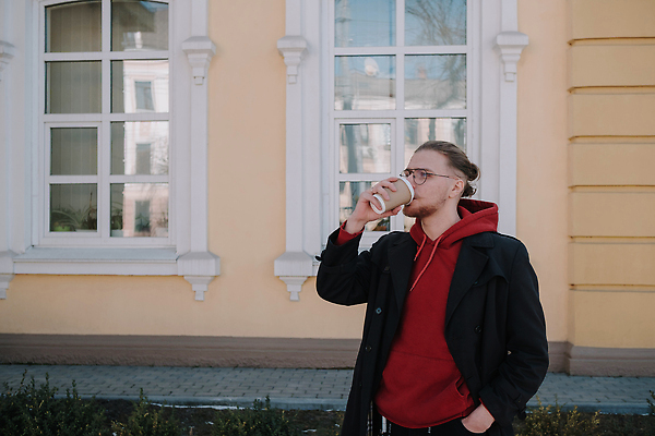 포토 JPG 해외이미지 백인 라이프스타일 남자 커피 음료 티셔츠 아침 수염 한명 성인 야외 컵 강 유행 기쁨 에너지 마시기 신선 잡기 맛 아침식사 커피잔 휴대용 굽기 아로마 테이크아웃 질서 카푸치노 에스프레소 총각 카페인 스타일 맛있는 해외202310 해외포토 주간 서양인 1 식기 감정 컨셉 셔츠 모션 잔 사람 생활 식사 예절 구이 오브젝트 파일형식