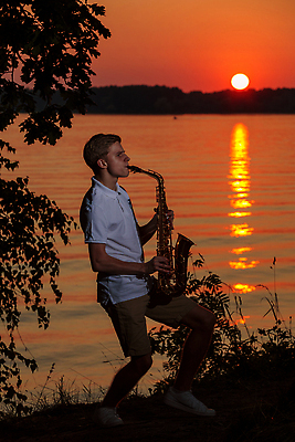 포토 JPG 해외이미지 직업 남자 실루엣 악기 음악 손가락 자연 놀이 하늘 기술 그림자 미술 한명 사람 소년 야외 물 여름 강 태양 반사 일몰 공연 음악가 기구 우아함 색소폰 예술가 열정 재즈 놋쇠 블루스 플레이어 해외202310 해외포토 자연요소 1 손 계절 감정 어린이 컨셉 문화예술 촬영기법 이벤트 노을 목관악기 생태계 파일형식