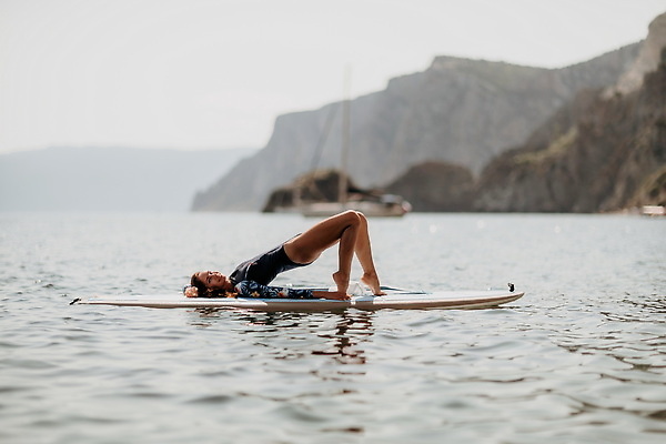 포토 JPG 해외이미지 백인 라이프스타일 여자 호수 스포츠 바다 여행 포즈 요가 자연 하늘 휴가 휴식 건강 한명 사람 야외 물 운동 태양 일출 스트레칭 일몰 에너지 서핑보드 연습 명상 필라테스 힙스터 해외202310 해외포토 자연요소 서양인 1 웰빙 패션 컨셉 생활 노을 보드_스포츠 생태계 파일형식